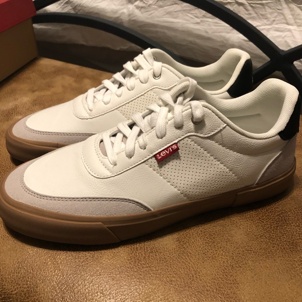 Levi's White Low-Top Sneakers with Gum Outsole and Black Heel